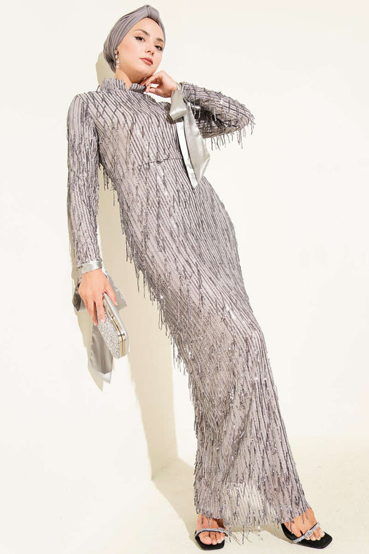 فستان سهرة رمادي اللون مزين بالترتر