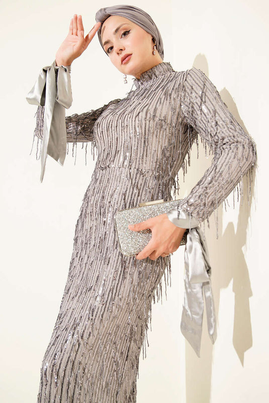 فستان سهرة رمادي اللون مزين بالترتر