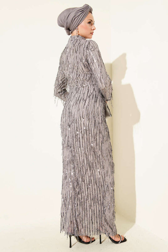 فستان سهرة رمادي اللون مزين بالترتر