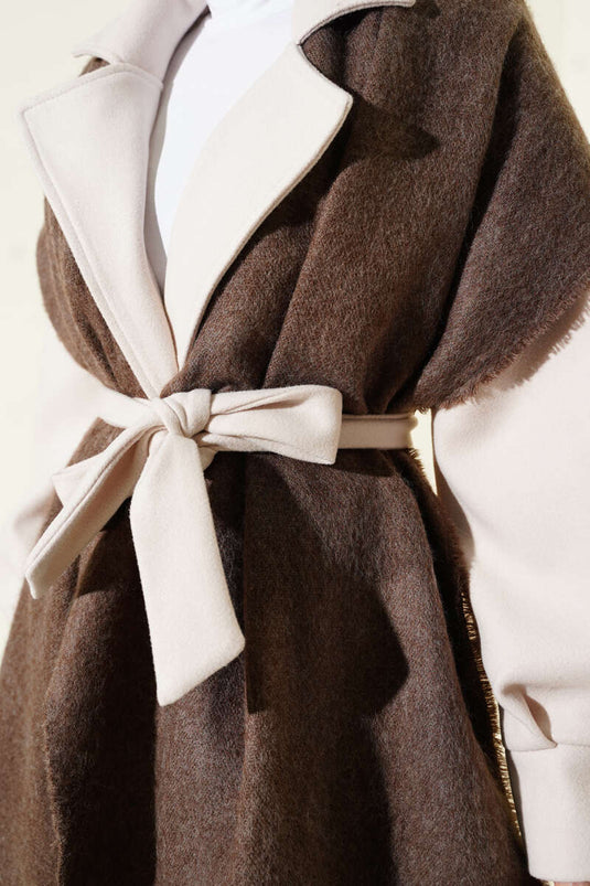 وشاح كتف ناعم مزين بشرابات بني