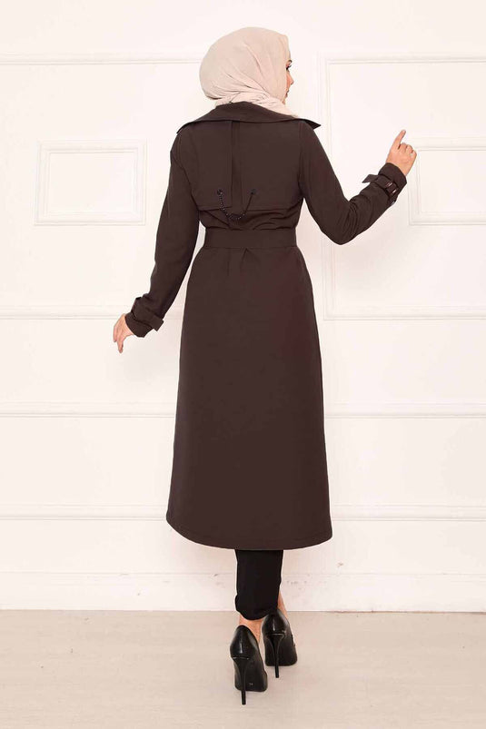 معطف ترنش مريح مزدوج الصدر مزود بأزرار وأكمام قابلة للتعديل، بني