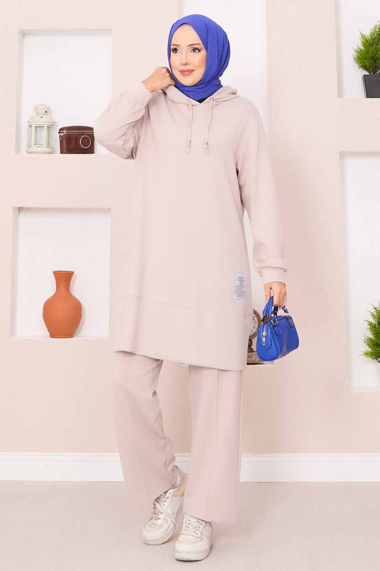 بدلة حجاب من قطعتين مطرزة بغطاء للرأس باللون البيج