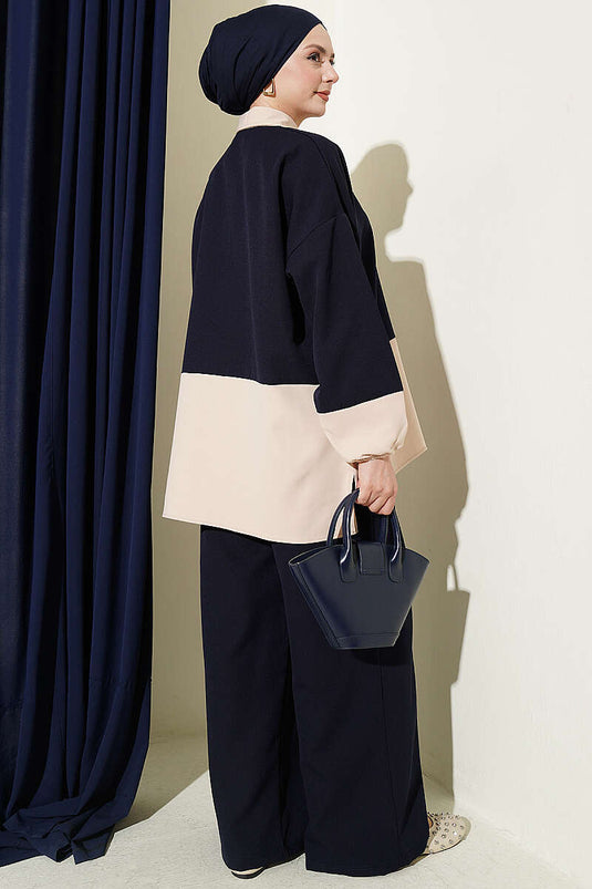 Completo doppio con foulard a blocchi di colore blu scuro