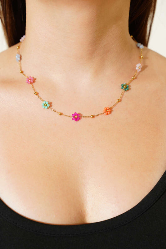 Kleurrijke bloemenketting in goud