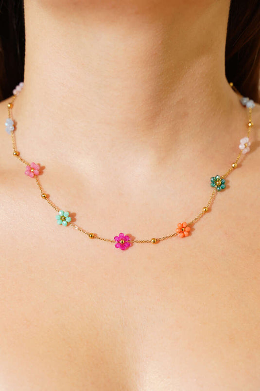 Kleurrijke bloemenketting in goud