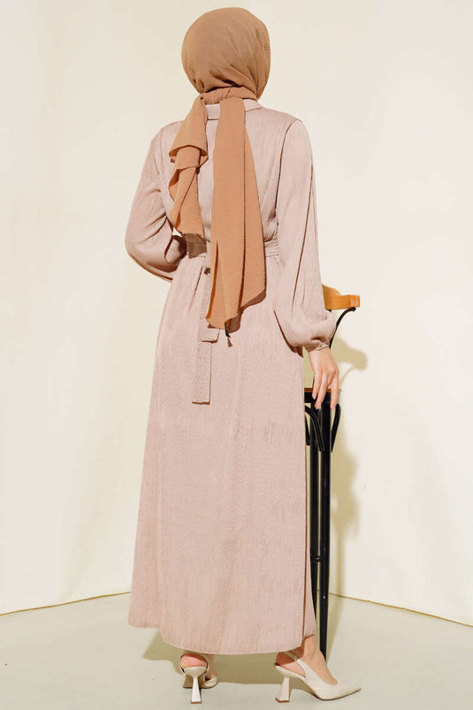 فستان ملون بفتحة أزرار باللون البيج