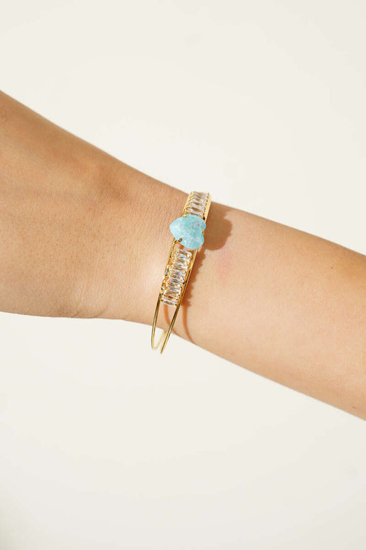 سوار من الأحجار الملونة باللون الأزرق الفاتح