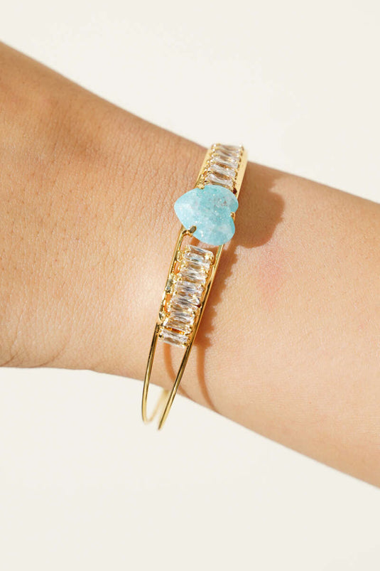 سوار من الأحجار الملونة باللون الأزرق الفاتح