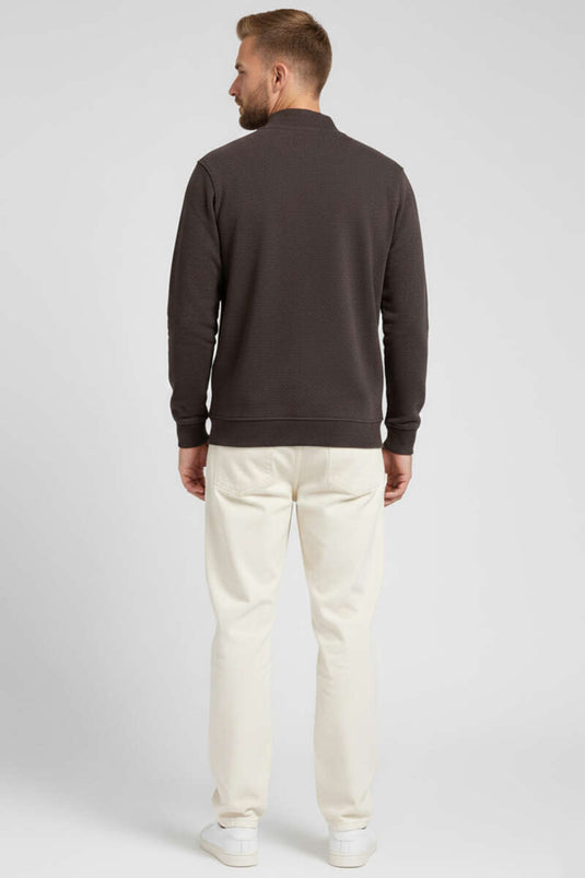 سويت شيرت رجالي من قماش سلانيك مضلع بلون بني داكن