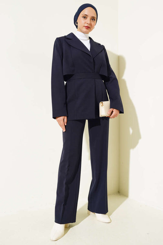 Costume deux pièces bleu marine avec veste coupe-vent