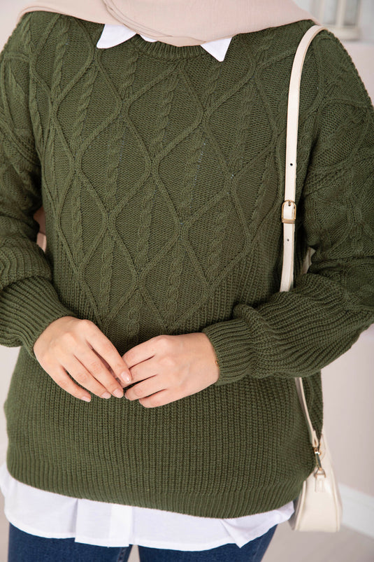 كنزة صوفية بنمط ضفائر الشعر باللون الأخضر الزيتوني