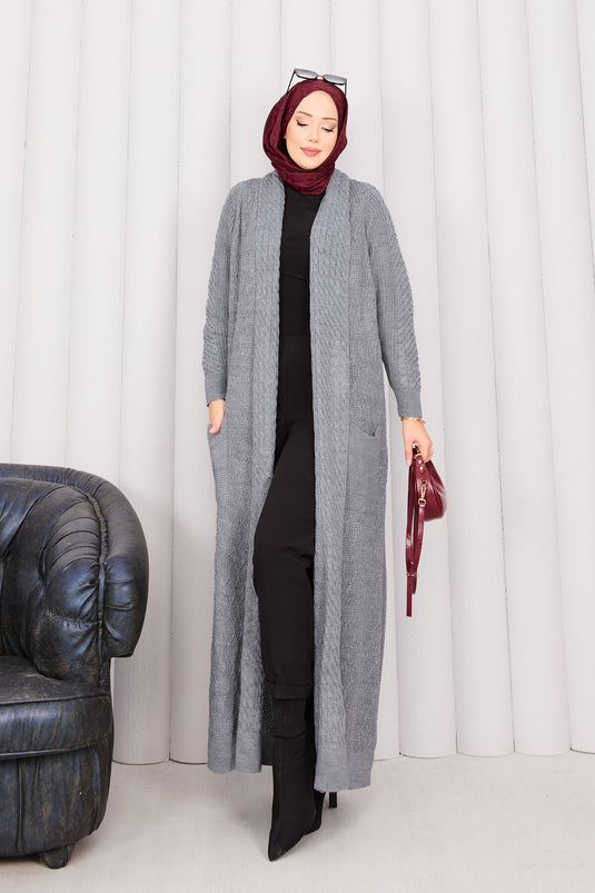 Gilet tricoté gris à col châle et hijab