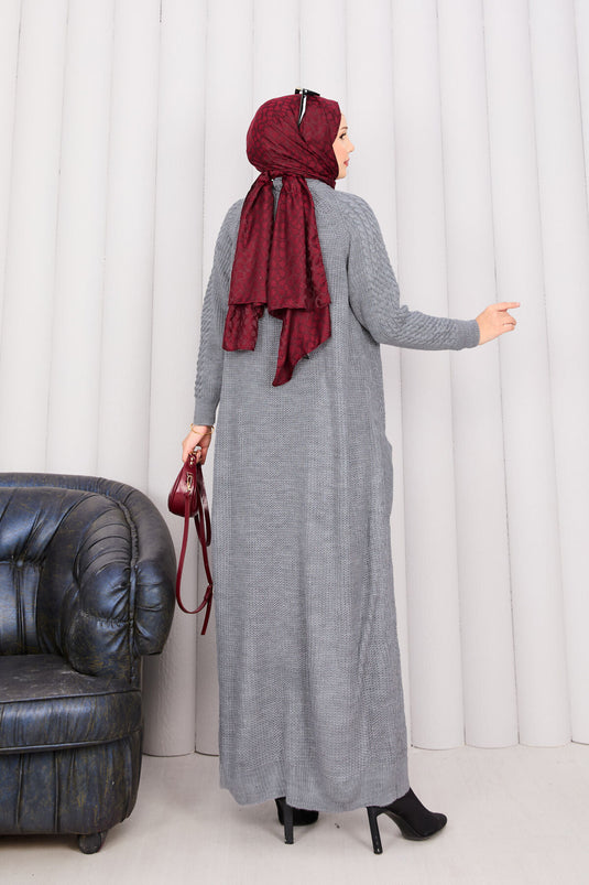 Gilet tricoté gris à col châle et hijab