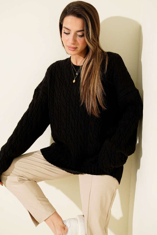 كنزة صوفية فضفاضة مضفرة بالأسود