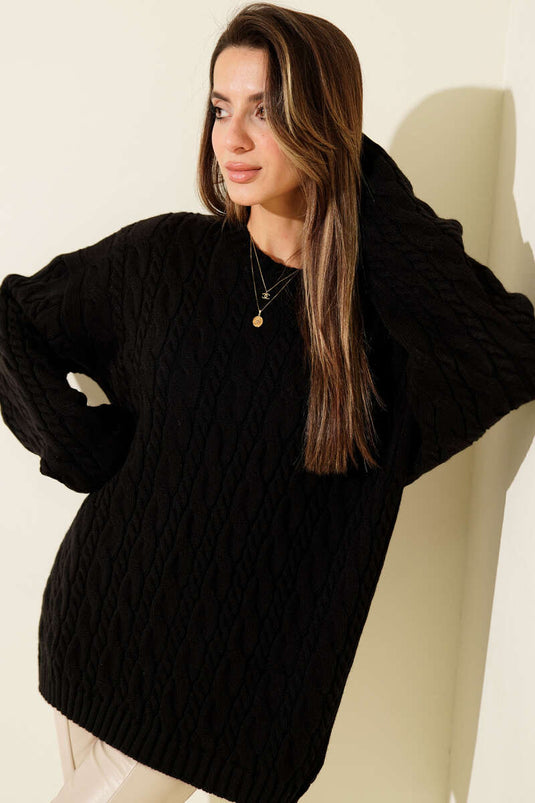 كنزة صوفية فضفاضة مضفرة بالأسود