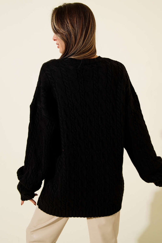 كنزة صوفية فضفاضة مضفرة بالأسود