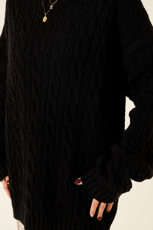 كنزة صوفية فضفاضة مضفرة بالأسود