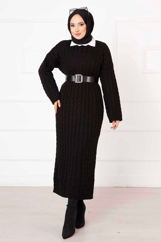 Robe En Tricot Noire Avec Cheveux Tressés