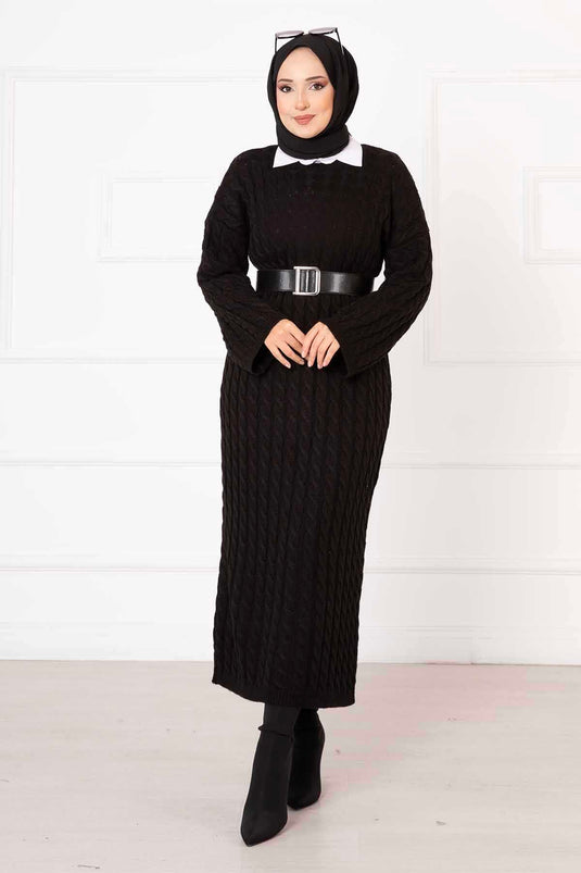 Robe En Tricot Noire Avec Cheveux Tressés