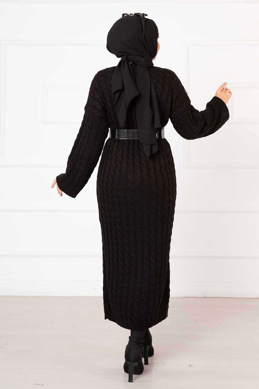 Robe En Tricot Noire Avec Cheveux Tressés