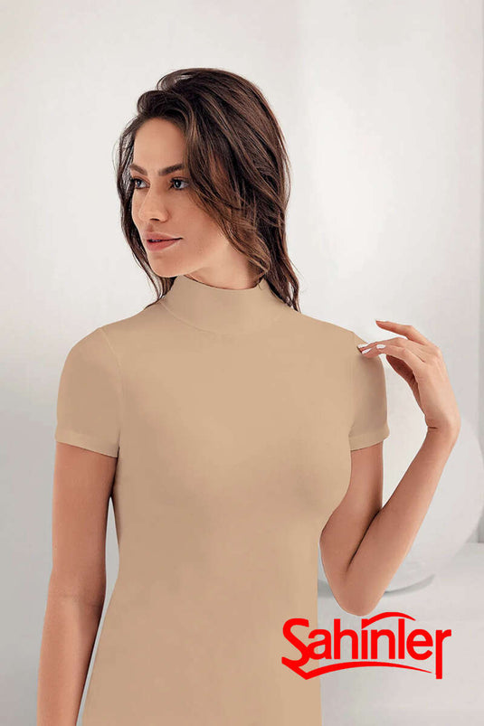 بدلة نسائية من Şahinler بأكمام قصيرة وياقة واقفة