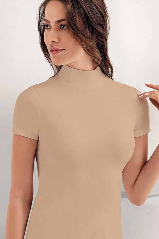 بدلة نسائية من Şahinler بأكمام قصيرة وياقة واقفة