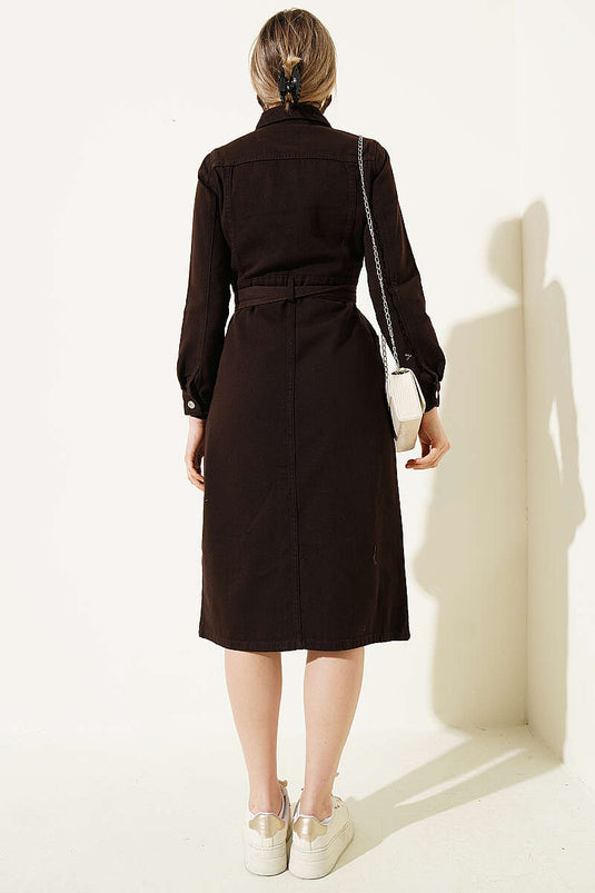 Robe en jean ceinturée avec poches, couleur café
