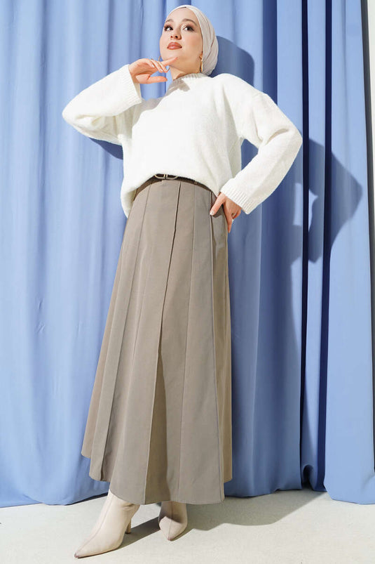 كنزة تريكو لامعة بلون بيج مع لحية