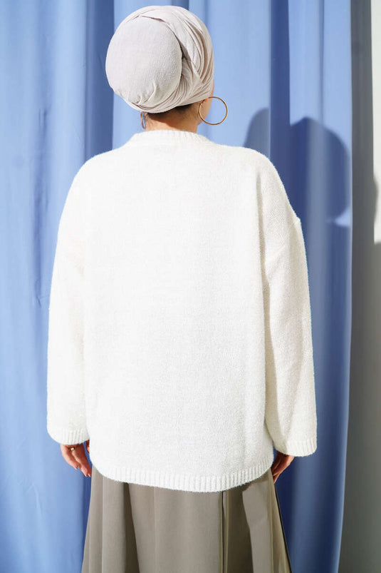 كنزة تريكو لامعة بلون بيج مع لحية