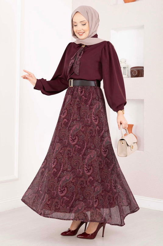 Chemise à foulard imprimé et jupe ceinturée bordeaux