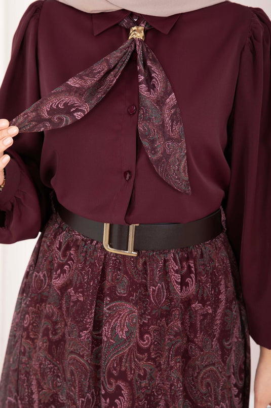 Chemise à foulard imprimé et jupe ceinturée bordeaux