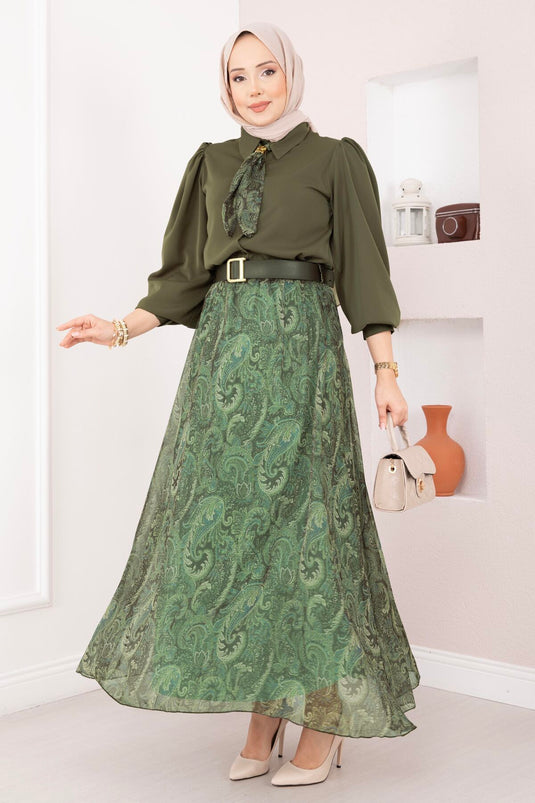 Chemise à foulard imprimé et jupe ceinturée kaki