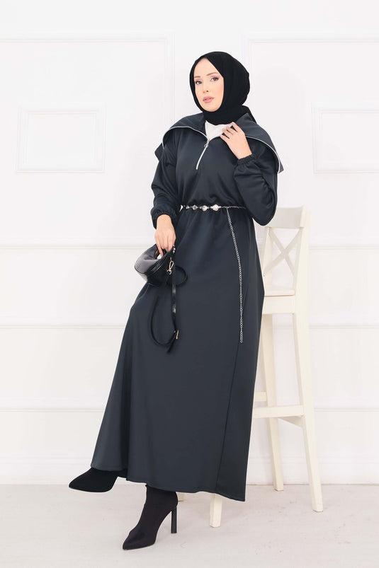 Robe hijab à col châle, taille froncée et ceinture à chaîne, couleur fumée