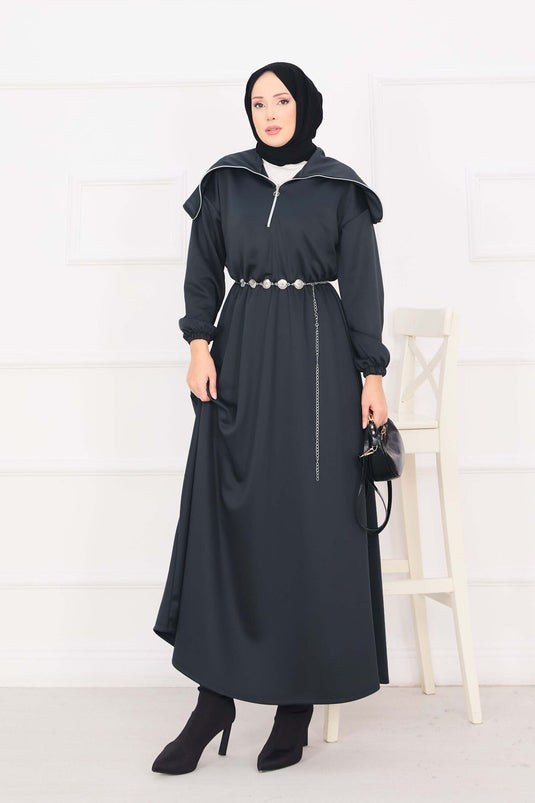 Robe hijab à col châle, taille froncée et ceinture à chaîne, couleur fumée