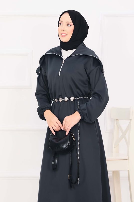 Robe hijab à col châle, taille froncée et ceinture à chaîne, couleur fumée