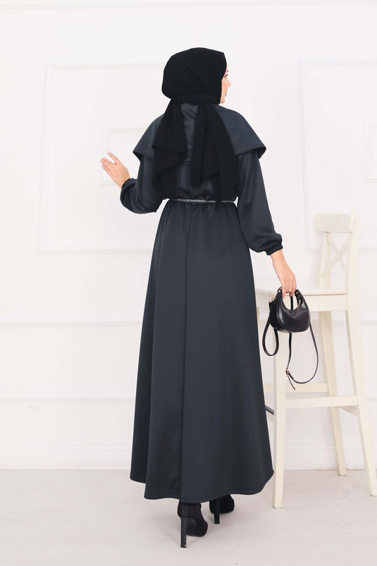 Robe hijab à col châle, taille froncée et ceinture à chaîne, couleur fumée