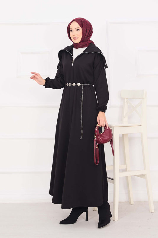 Robe hijab noire à col châle, taille froncée et ceinture à chaînette