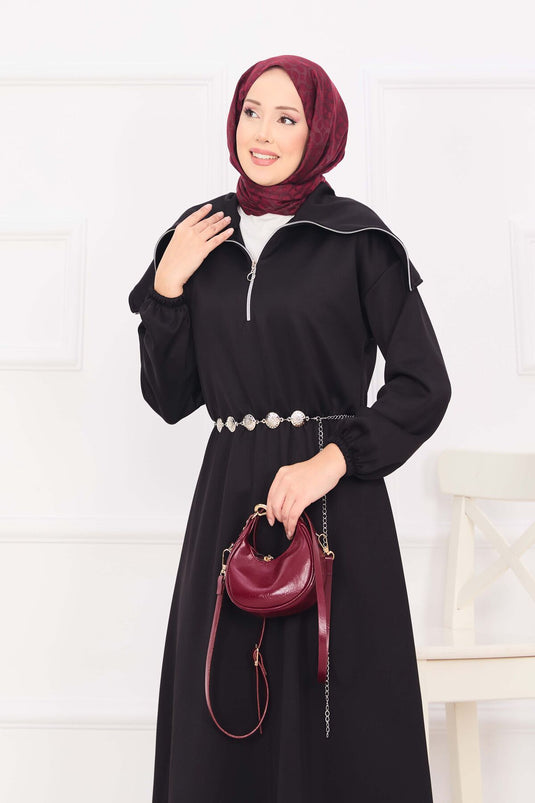 Robe hijab noire à col châle, taille froncée et ceinture à chaînette