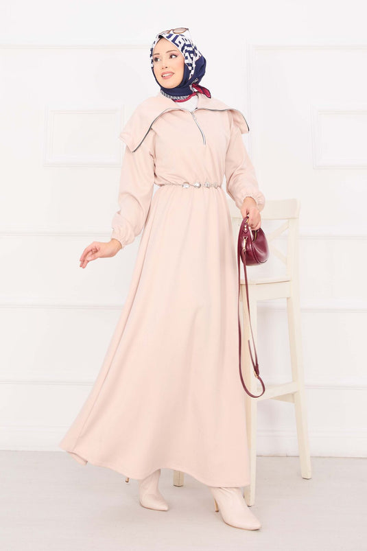 Robe hijab à col châle, taille froncée et ceinture à chaîne, couleur pierre