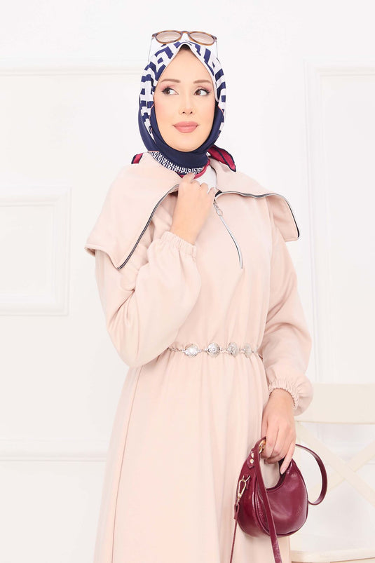 Robe hijab à col châle, taille froncée et ceinture à chaîne, couleur pierre