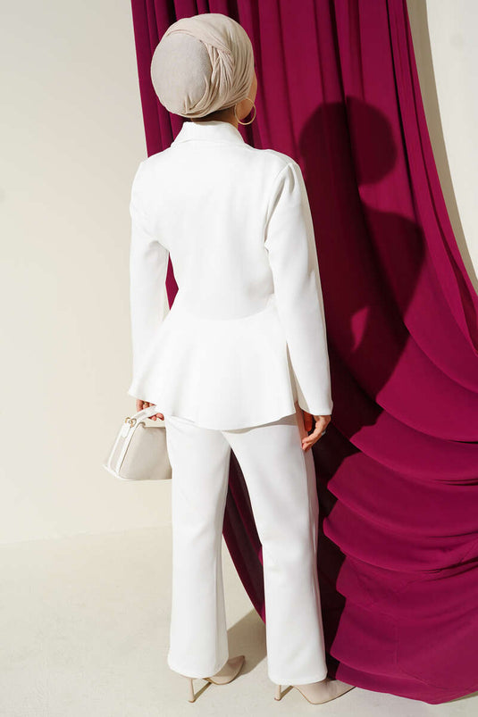 Combinaison deux pièces blanche en néoprène à col châle et boutons