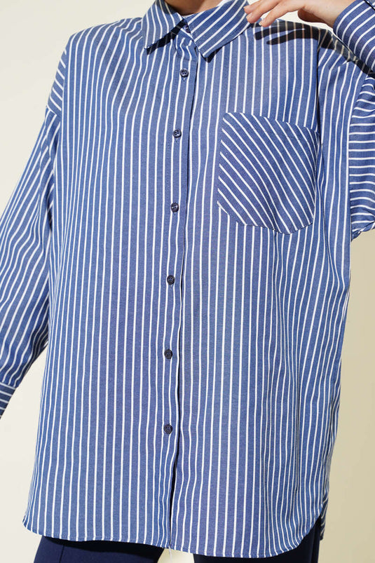 قميص فضفاض ذو خطوط رفيعة، باللون الأزرق الداكن.