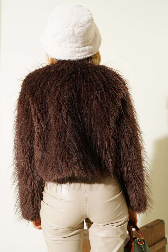 Loose-fitting, short fur coat in brown.