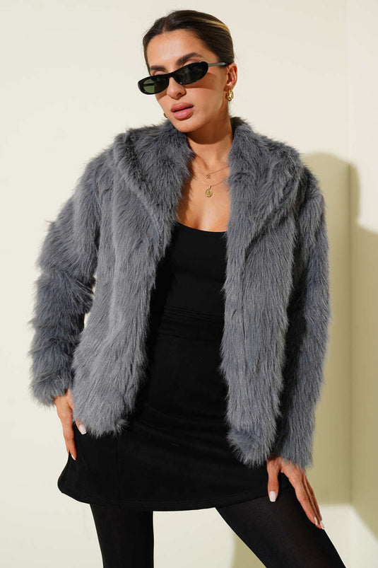 Manteau de fourrure gris ample.