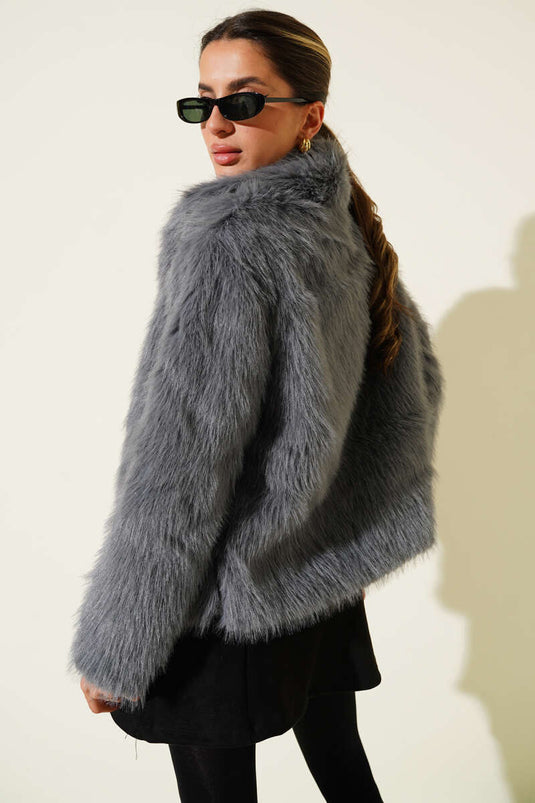 Manteau de fourrure gris ample.