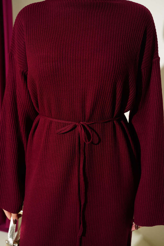 Robe ample en maille bordeaux avec ceinture.