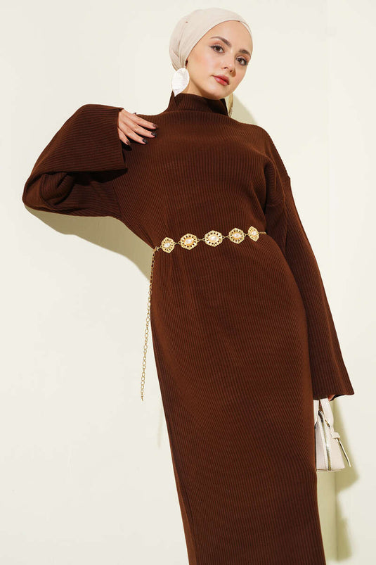 Robe ample en maille marron avec ceinture.