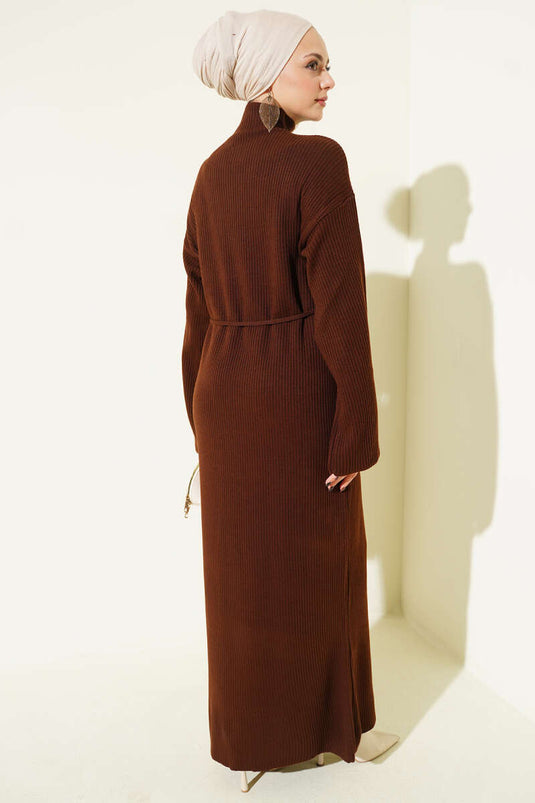 Robe ample en maille marron avec ceinture.