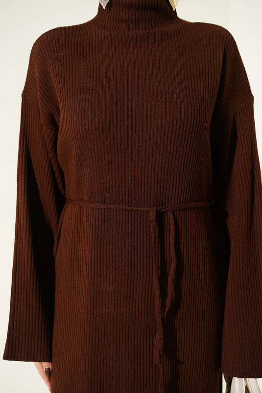 Robe ample en maille marron avec ceinture.