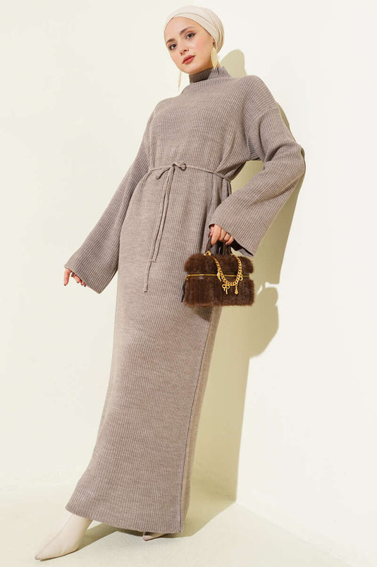 Loose-fitting belted knitted dress in mink color.